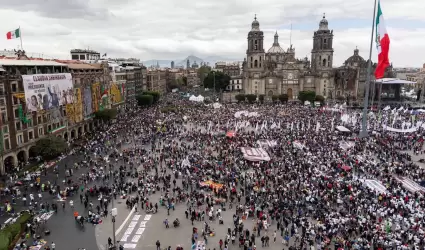 Simpatizantes esperan a la presidenta Claudia Sheinbaum Pardo en el Zcalo