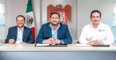 Presenta alcalde Ismael Burgueo a Carlos Torres como encargado de Proyectos Est