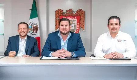 Presenta alcalde Ismael Burgueo a Carlos Torres como encargado de Proyectos Est