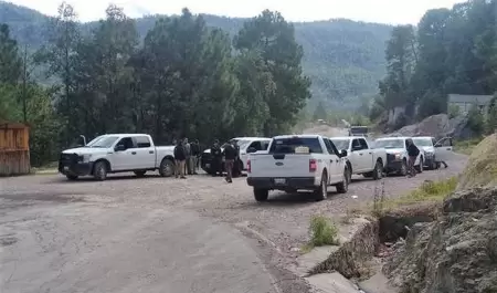 Localizan 5 cuerpos sin vida en una camioneta, en Chihuahua