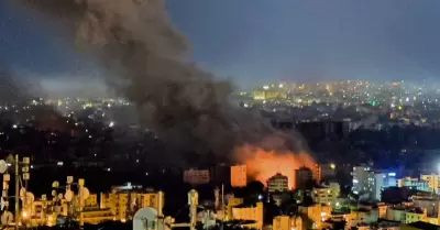 Columnas de humo y llamas se vieron en Dahiyeh, en Beirut, la capital libanesa, 