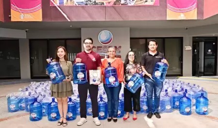 CESPM entrega garrafones para personas en contexto de movilidad en Mexicali