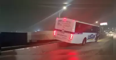 Autobs de transporte de personal se subi al muro en bulevar Lzaro Crdenas