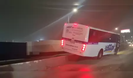 Autobs de transporte de personal se subi al muro en bulevar Lzaro Crdenas