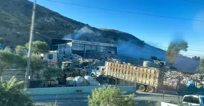 Controlan bomberas y bomberos de Tecate incendio en centro de transferencia