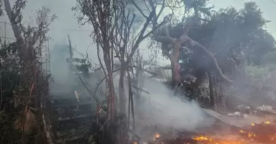 Incendio consume dos viviendas en la colonia Mineral de Santa Fe; Bomberos busca