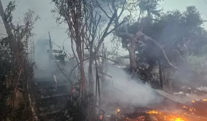 Incendio consume dos viviendas en la colonia Mineral de Santa Fe; Bomberos busca