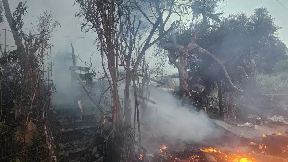 Incendio consume dos viviendas en la colonia Mineral de Santa Fe; Bomberos buscan a tres personas desaparecidas