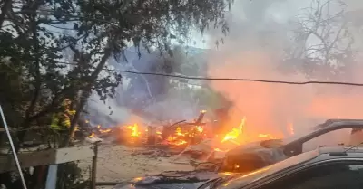 Incendio consume dos viviendas en la colonia Mineral de Santa Fe; Bomberos busca