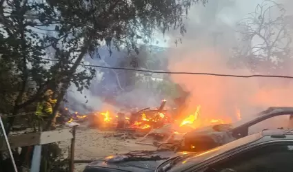 Incendio consume dos viviendas en la colonia Mineral de Santa Fe; Bomberos busca