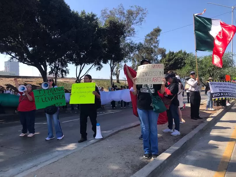 Trabajadores del Poder Judicial Federal bloquearon acceso hacia San Ysidro y colapsaron el trfico en Tijuana