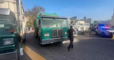 Camiones recolectores de basura bloquean