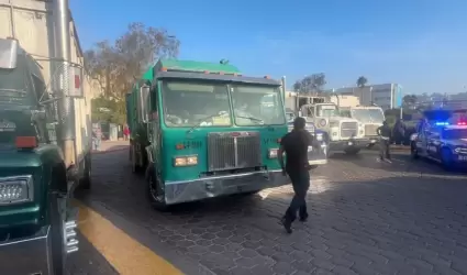 Camiones recolectores de basura bloquean