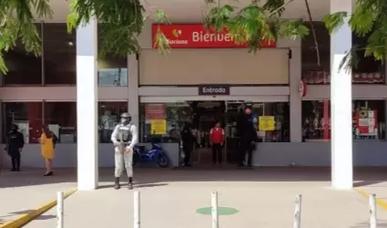 Hombre se resguarda en sanitarios de supermercado al ser perseguido por hombres 