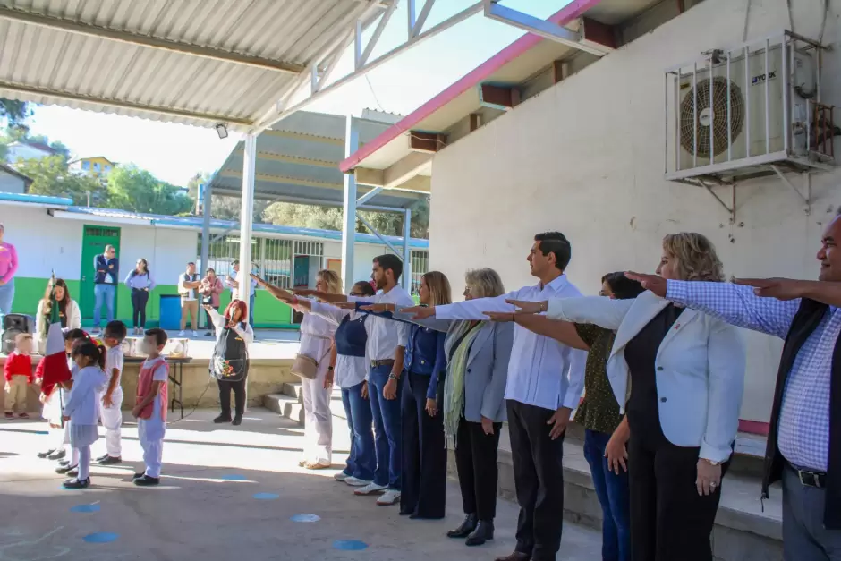 Fortalece Romn Cota lunes cvicos en escuelas de Tecate