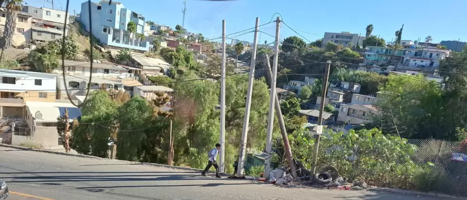 Vecinos de la colonia Altamira alertan sobre semforos y postes en mal estado