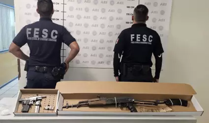 Aseguran armas de fuego en el interior de vehculo que fue abandonado en Tecate