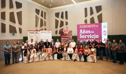 Reconocen a sus colaboradores por aos de dedicacin al organismo