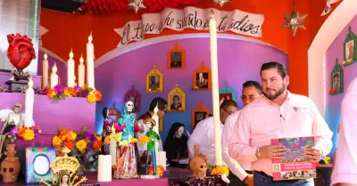 Inaugura alcalde Ismael Burgueo tradicional altar de muertos en el Mercado Hida