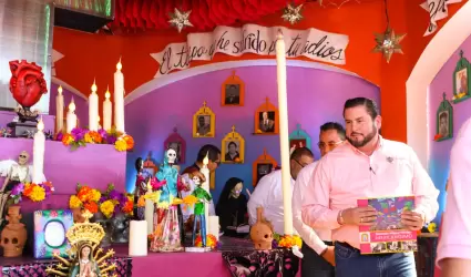 Inaugura alcalde Ismael Burgueo tradicional altar de muertos en el Mercado Hida