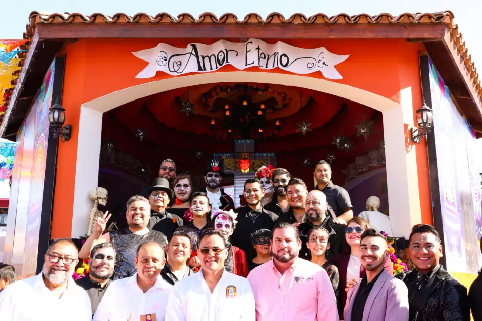 Inaugura alcalde Ismael Burgueo tradicional altar de muertos en el Mercado Hidalgo