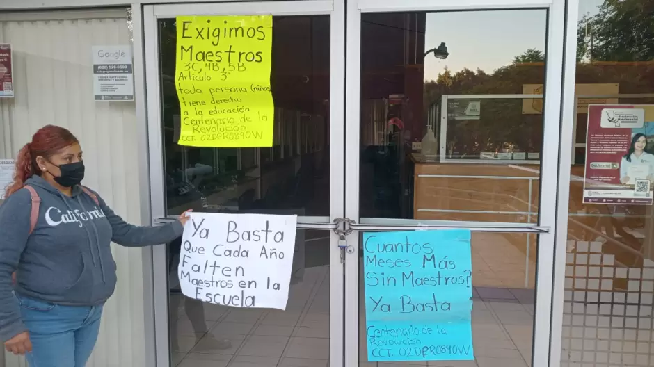 Padres de familia cierran oficinas del Sistema Educativo en demanda de maestros