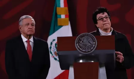 AMLO y Raquel Sosa Elzaga, directora de las universidades del Bienestar.