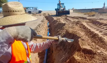 Introduccin de tubera de agua potable en comunidad Dos Tubos