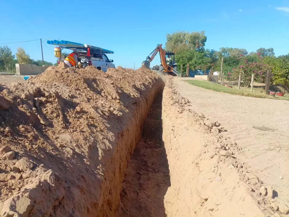 Introduccin de tubera de agua potable en comunidad Dos Tubos