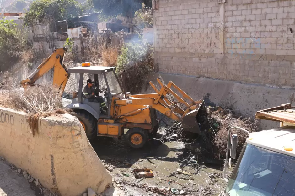 Supervisa alcalde Ismael Burgueo trabajos de limpieza y mantenimiento en tanques desarenadeores de Tijuana