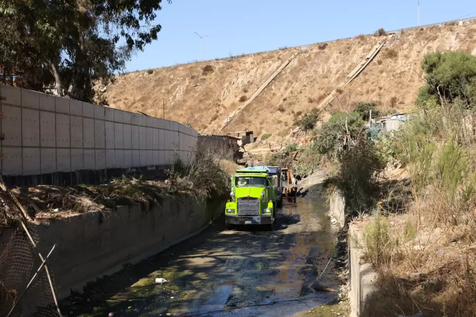 Supervisa alcalde Ismael Burgueo trabajos de limpieza y mantenimiento en tanques desarenadeores de Tijuana