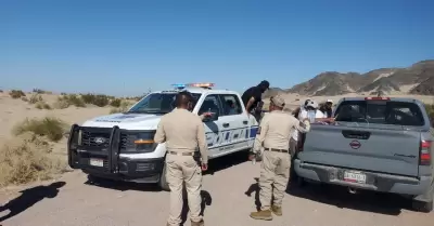 Rescatan a cinco personas desorientadas en el desierto de Mexicali