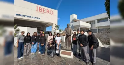 Visitan estudiantes de Conalep Tecate biblioteca universitaria