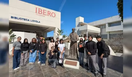 Visitan estudiantes de Conalep Tecate biblioteca universitaria