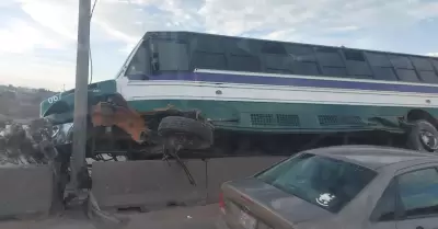 Muro de concreto obstruy carril del Bulevar 2000 y ocasion accidentes