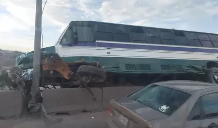 Muro de concreto obstruy carril del Bulevar 2000 y ocasion accidentes