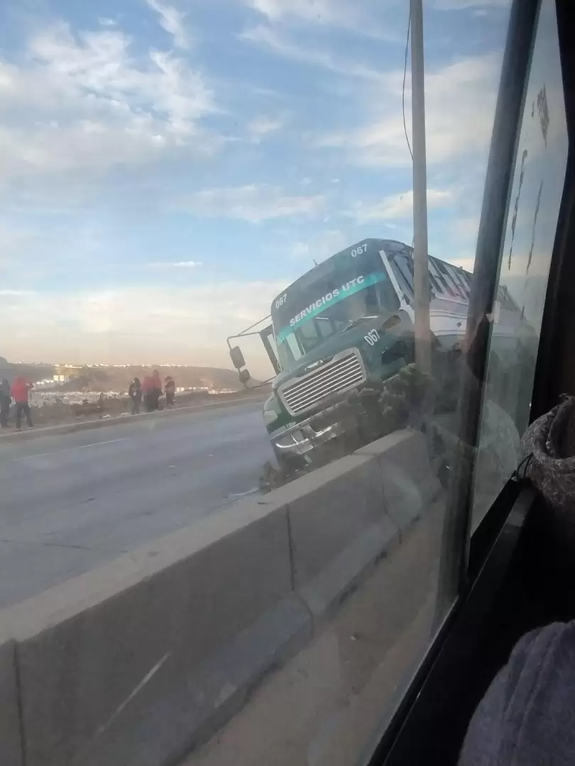 Muro de concreto obstruy carril del Bulevar 2000 y ocasion accidentes