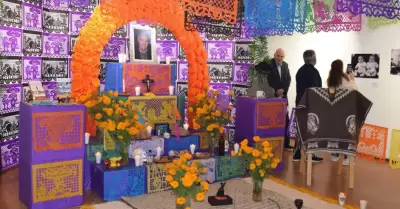 Honran a don Heberto Peterson con altar de muertos en Casa de la Cultura