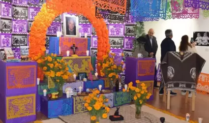 Honran a don Heberto Peterson con altar de muertos en Casa de la Cultura