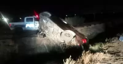 Vehculo cae a canal en carretera de Mexicali