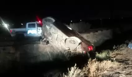 Vehculo cae a canal en carretera de Mexicali