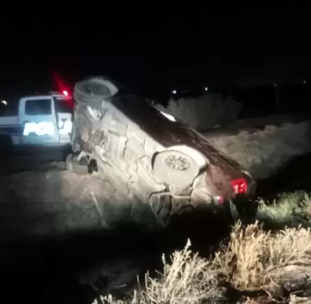 Vehculo cae a canal en carretera de Mexicali