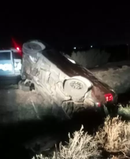 Vehculo cae a canal en carretera de Mexicali