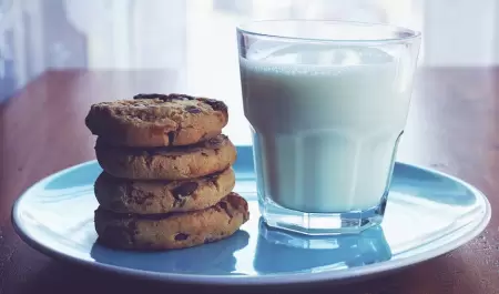 Galletas y vaso de leche