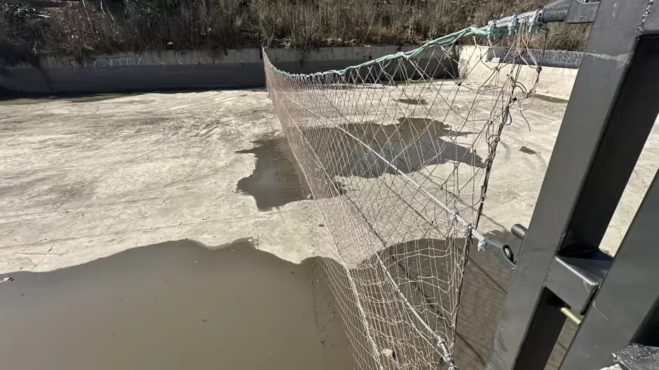 Colocan red en el Can del Pato para impedir la llegada de basura al ocano