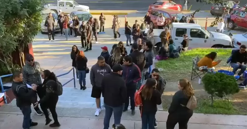 Maestros de la CNTE marchan en solidaridad con docentes y personal que sigue sin recibir su salario