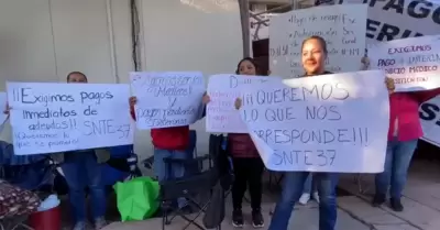 Maestros de la CNTE marchan en solidaridad con docentes y personal que sigue sin