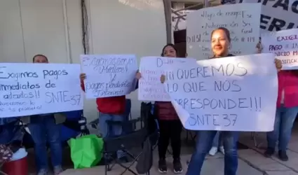 Maestros de la CNTE marchan en solidaridad con docentes y personal que sigue sin