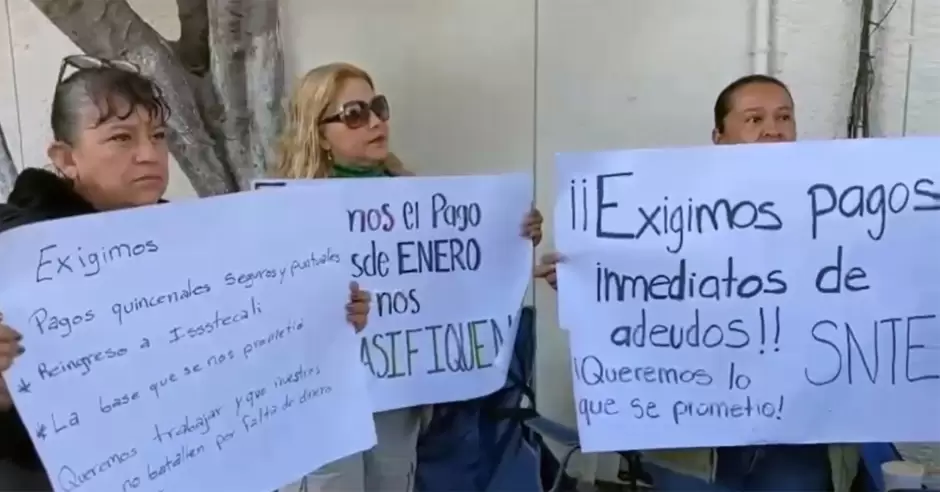 Maestros de la CNTE marchan en solidaridad con docentes y personal que sigue sin recibir su salario