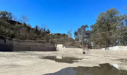 Barrera para detener el tsunami de plsticos en la frontera entre Estados Unidos